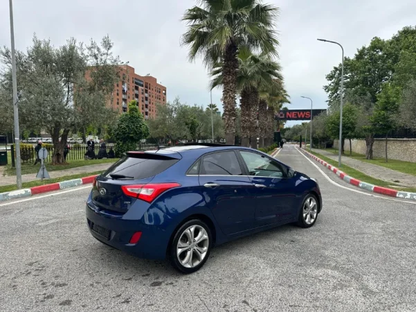 Tirane, shes makine HYUNDAI I30 FULLOPTION PANORAMA 1.6 Nafte, blu e errët automatik Klima 200.000 km