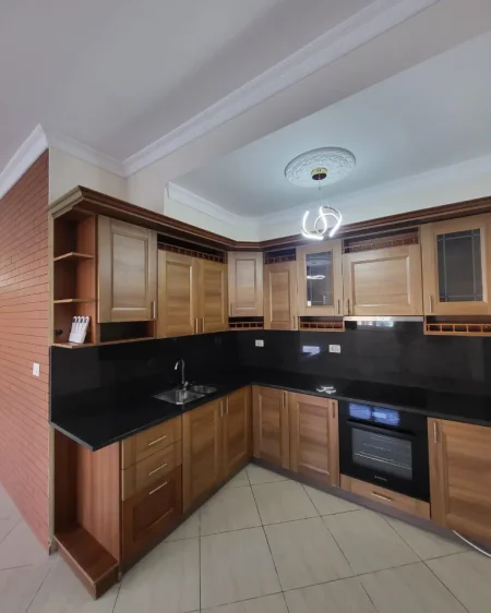 Tirane, jepet me qera zyre Kati 3, 120 m² 1.300 € (RRUGA E DIBRES)