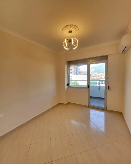 Tirane, jepet me qera zyre Kati 3, 120 m² 1.300 € (RRUGA E DIBRES)
