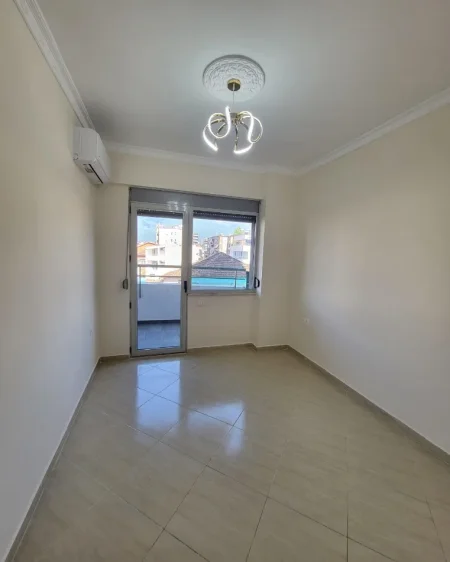 Tirane, jepet me qera zyre Kati 3, 120 m² 1.300 € (RRUGA E DIBRES)