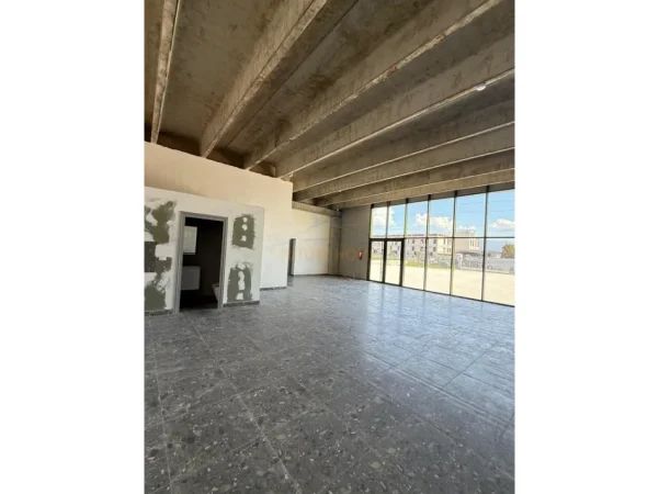 Tirane, jepet me qera Kapanon, Kati 0, 4452 m² 12.000 € (Autostrada Vorë–Rinas)