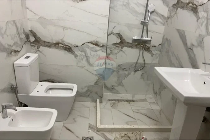 Tirane, jepet me qera apartament 1+1+Ballkon , 70 m² 525 € (Liqeni i Thate)