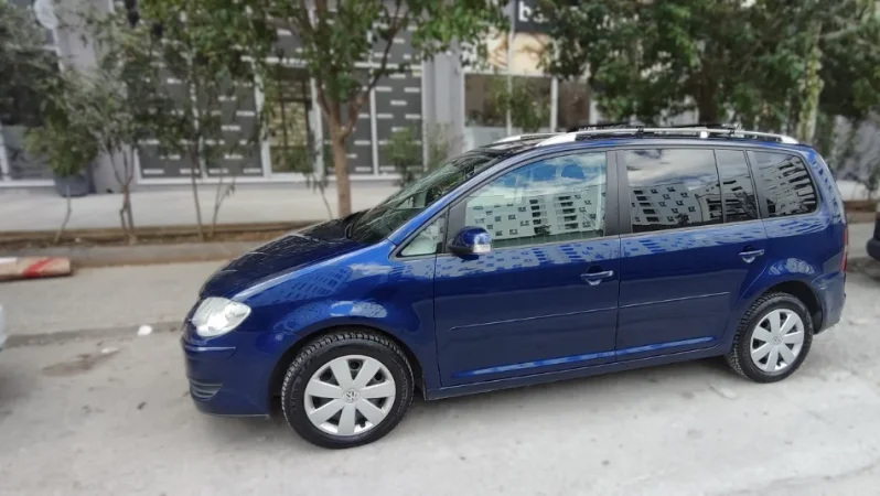 Tirane, shitet makine VW TOURAN Nafte, blu automatik Klima 194.000 km 4.200 €