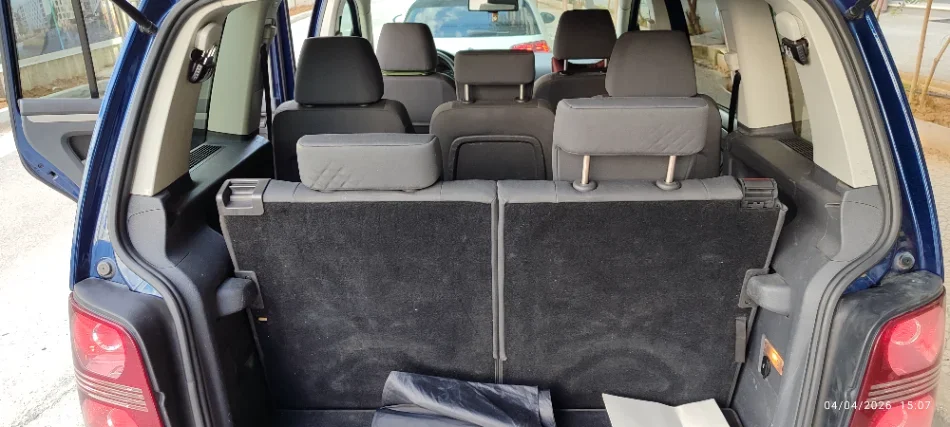 Tirane, shitet makine VW TOURAN Nafte, blu automatik Klima 194.000 km 4.200 €