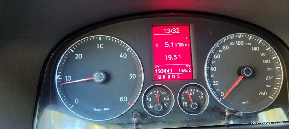 Tirane, shitet makine VW TOURAN Nafte, blu automatik Klima 194.000 km 4.200 €