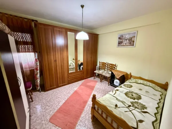 Tirane, jepet me qera apartament 2+1 Kati 5, (ish blloku)