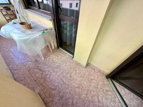 Tirane, jepet me qera apartament 2+1 Kati 5, (ish blloku)