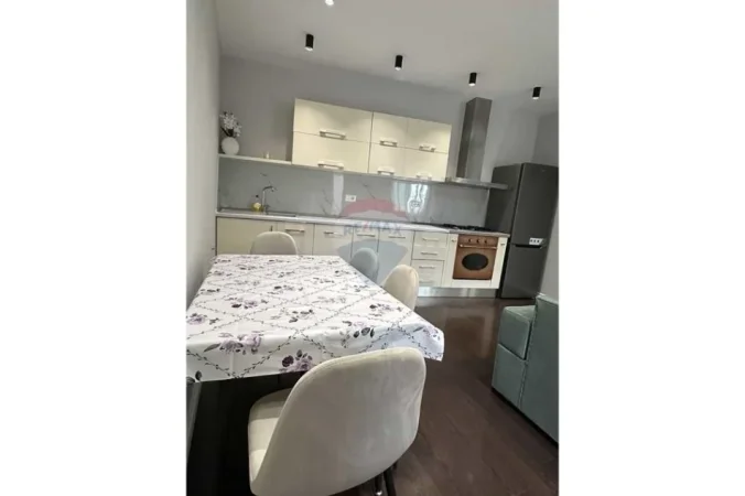 Tirane, jepet me qera apartament 1+1 , 60 m² 400 € (Yzberisht)