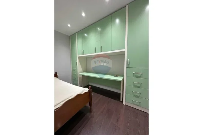 Tirane, jepet me qera apartament 1+1 , 60 m² 400 € (Yzberisht)