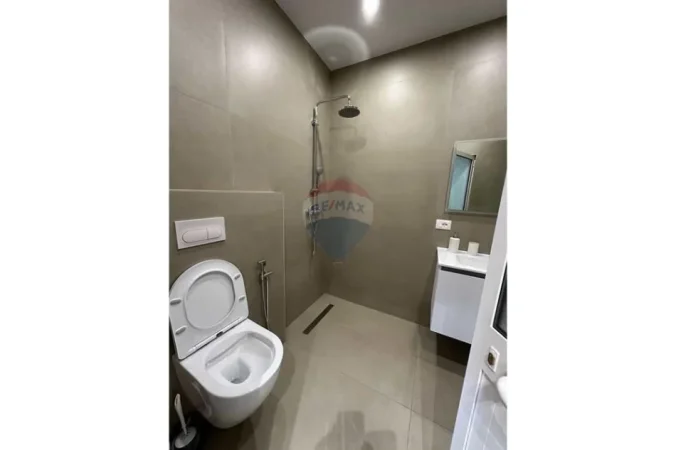 Tirane, jepet me qera apartament 1+1 , 60 m² 400 € (Yzberisht)