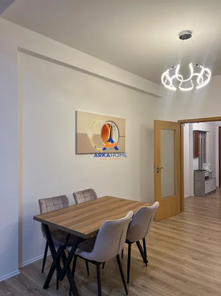 Tirane, jepet me qera apartament 1+1+Ballkon Kati 5, 88 m² 630 € 