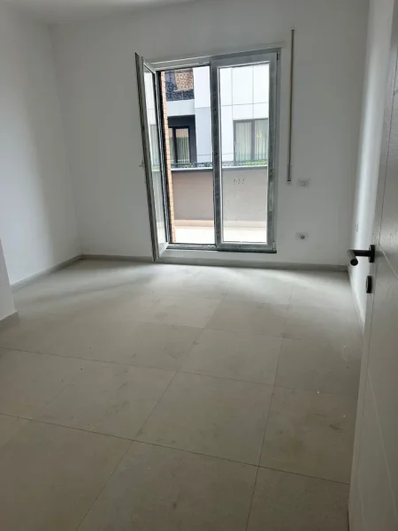 Tirane, jepet me qera ambjent biznesi Kati 1, 105 m² (paskuqan)