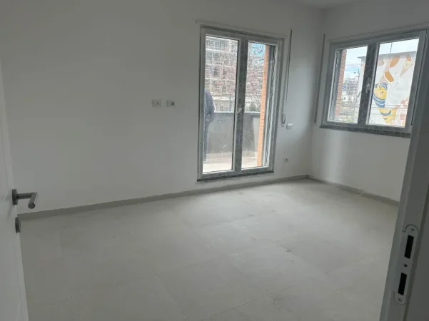 Tirane, jepet me qera ambjent biznesi Kati 1, 105 m² (paskuqan)
