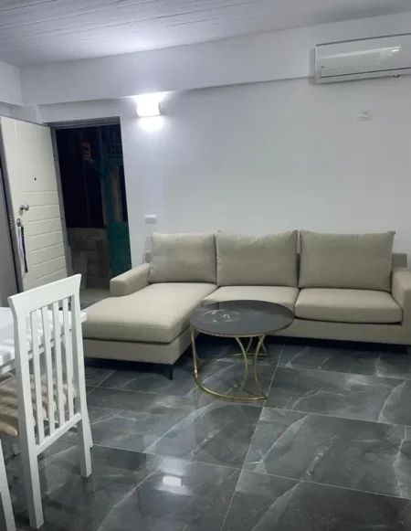 Tirane, jepet me qera apartament 1+1+Ballkon Kati 1, 55 m² 380 € (Astir)
