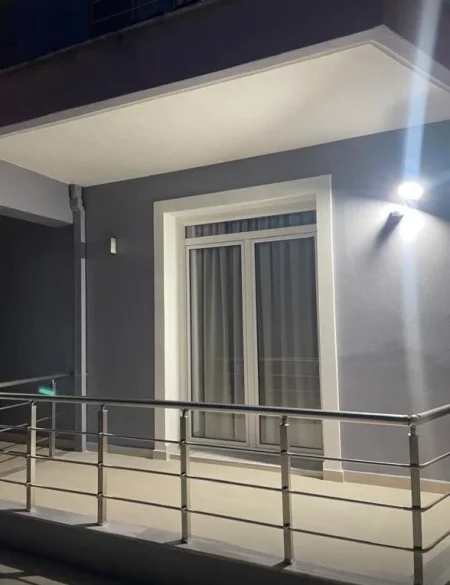 Tirane, jepet me qera apartament 1+1+Ballkon Kati 1, 55 m² 380 € (Astir)