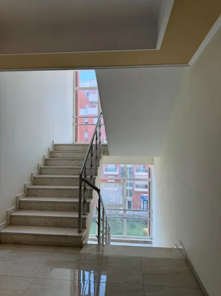 Tirane, jepet me qera apartament 1+1+Ballkon Kati 3, 65 m² 700 € (Astir)