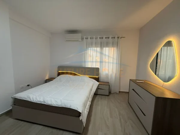 Tirane, jepet me qera apartament 2+1+Ballkon Kati 7, 95 m² 900 € (Rruga e Barrikadave)