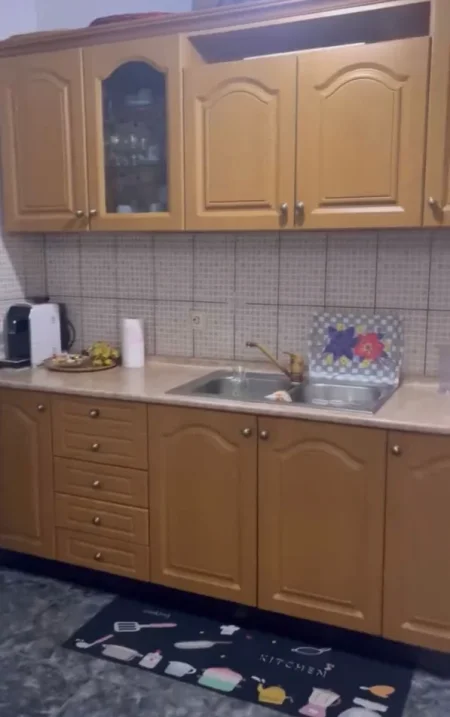 Tirane, jepet me qera apartament 3+1 Kati 4, 92 m² 650 € (Pallati Me Shigjeta)