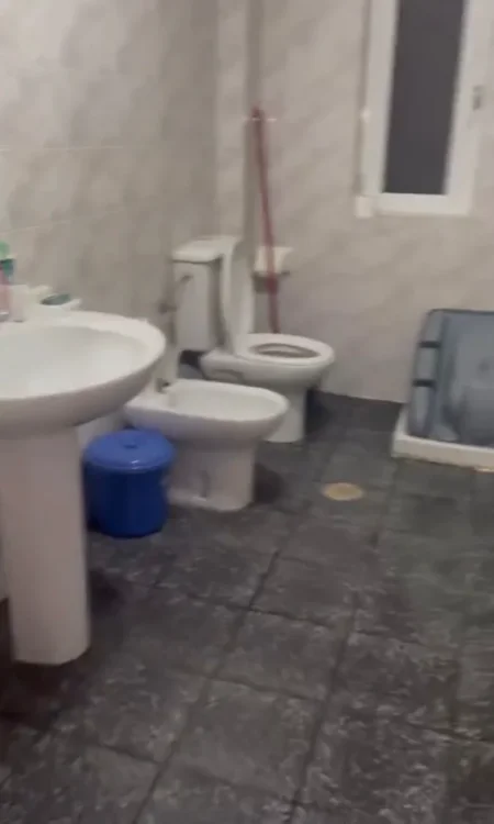 Tirane, jepet me qera apartament 3+1 Kati 4, 92 m² 650 € (Pallati Me Shigjeta)
