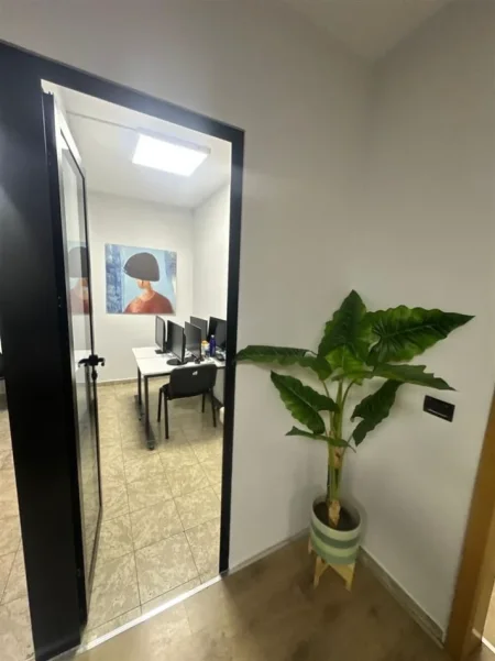 Tirane, jepet me qera zyre Kati 1, 140 m² 2.500 € (BLLOK)