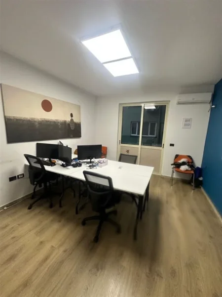 Tirane, jepet me qera zyre Kati 1, 140 m² 2.500 € (BLLOK)