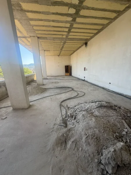 Tirane, jepet me qera ambjent biznesi Kati 2, 120 m² 1.000 € (Sauk)