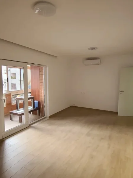 Tirane, jepet me qera ambjent biznesi Kati 3, 1.200 € (PAZARI I RI)