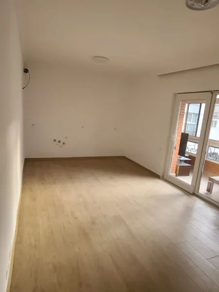 Tirane, jepet me qera ambjent biznesi Kati 3, 1.200 € (PAZARI I RI)