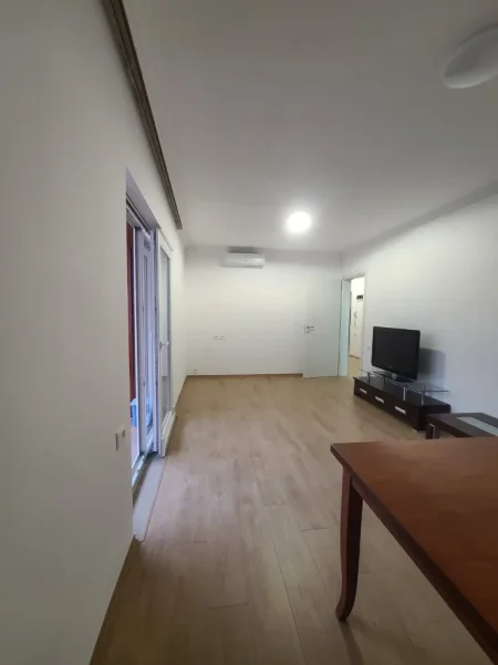 Tirane, jepet me qera ambjent biznesi Kati 3, 1.200 € (PAZARI I RI)