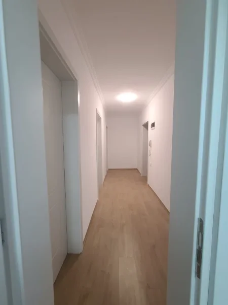 Tirane, jepet me qera ambjent biznesi Kati 3, 1.200 € (PAZARI I RI)