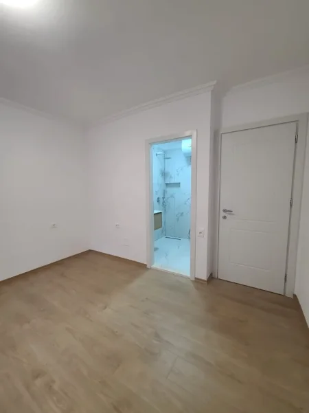 Tirane, jepet me qera ambjent biznesi Kati 3, 1.200 € (PAZARI I RI)