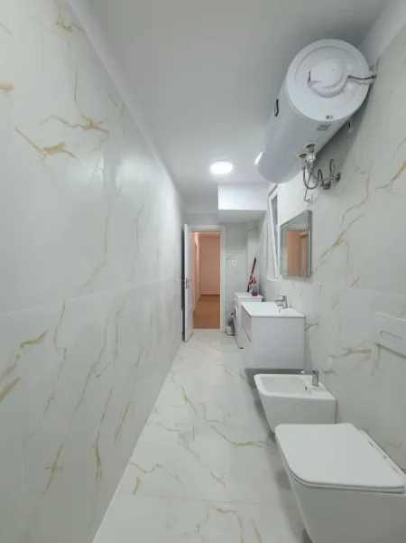 Tirane, jepet me qera ambjent biznesi Kati 3, 1.200 € (PAZARI I RI)
