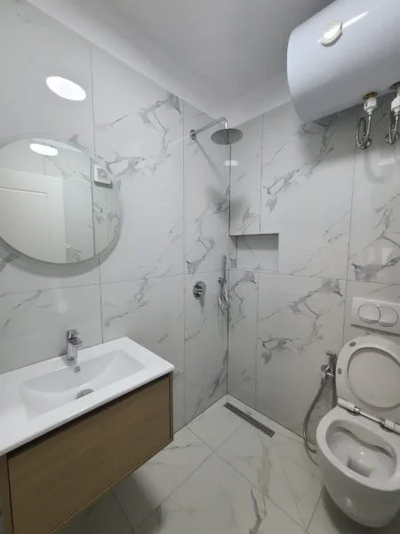 Tirane, jepet me qera ambjent biznesi Kati 3, 1.200 € (PAZARI I RI)