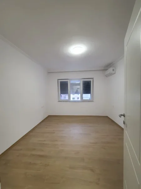Tirane, jepet me qera ambjent biznesi Kati 3, 1.200 € (PAZARI I RI)