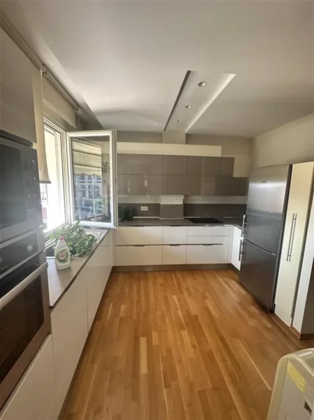 Tirane, jepet me qera zyre Kati 6, 140 m² 3.000 € (BLLOK)