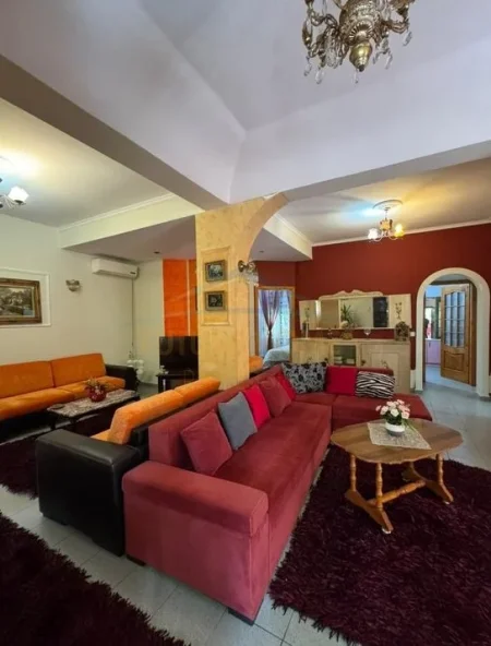Tirane, shes apartament 3+1 Kati 1, 138 m² 169.000 € (Selite)