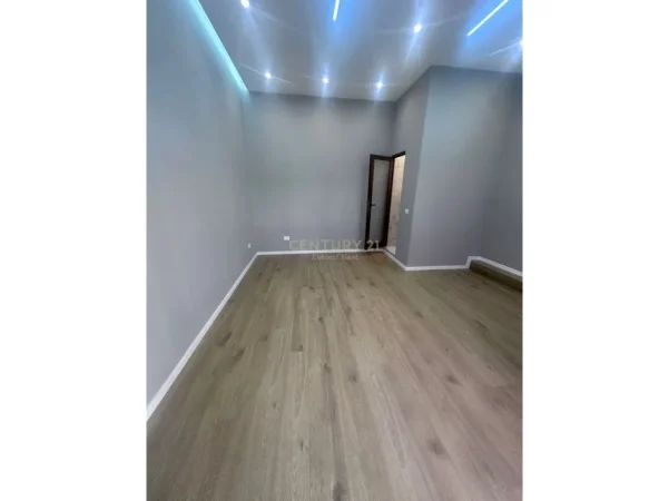 Tirane, jepet me qera ambjent biznesi Kati 0