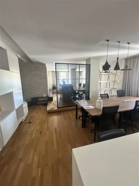 Tirane, jepet me qera zyre Kati 6, 140 m² 3.000 € (BLLOKU)