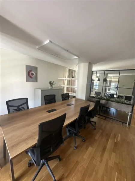 Tirane, jepet me qera zyre Kati 6, 140 m² 3.000 € (BLLOKU)