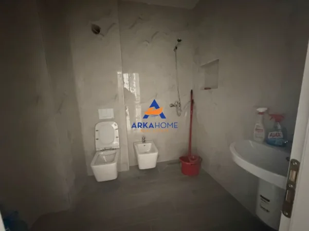 Tirane, jepet me qera apartament 1+1+Ballkon Kati 5, 73 m² 700 € 