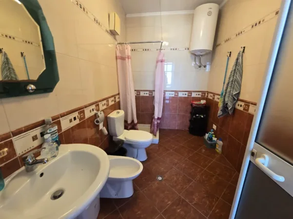 Tirane, jepet me qera apartament 2+1+Ballkon Kati 9, 650 € (Rruga e Barrikadave)