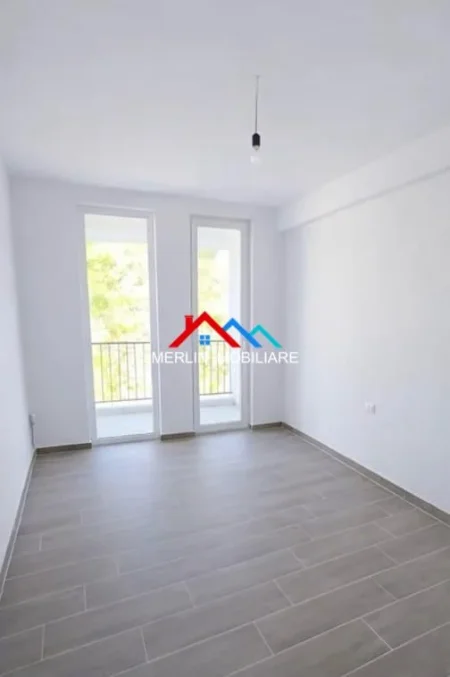 Tirane, jepet me qera zyre Kati 1, 94 m² 420 € (RRUGA 5 MAJI)