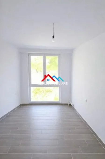 Tirane, jepet me qera zyre Kati 1, 94 m² 420 € (RRUGA 5 MAJI)