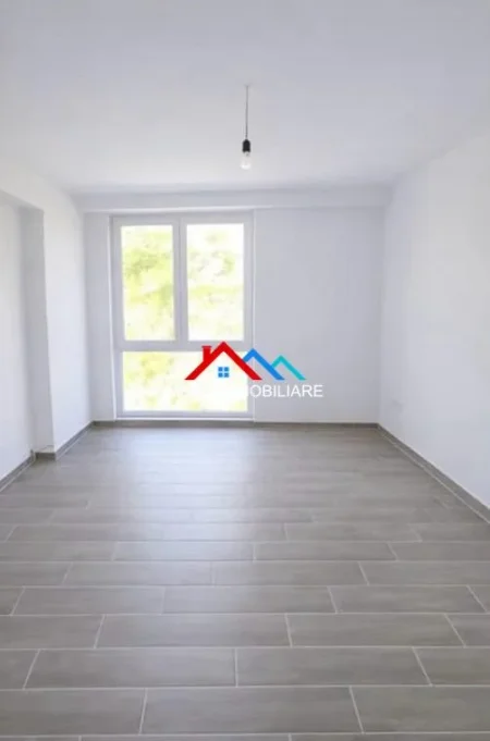 Tirane, jepet me qera zyre Kati 1, 94 m² 420 € (RRUGA 5 MAJI)