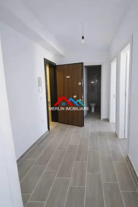Tirane, jepet me qera zyre Kati 1, 94 m² 420 € (RRUGA 5 MAJI)