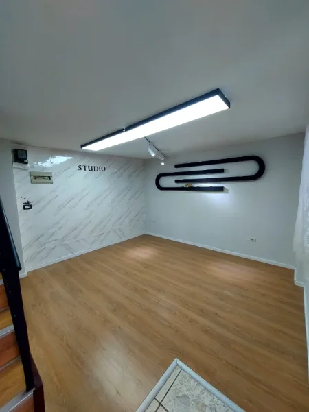 Tirane, jepet me qera ambjent biznesi Kati 0, 32 m² 55,000 ALL/muaj (Prane Kafe Flora, Tirane)
