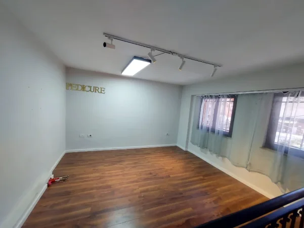 Tirane, jepet me qera ambjent biznesi Kati 0, 32 m² 55,000 ALL/muaj (Prane Kafe Flora, Tirane)