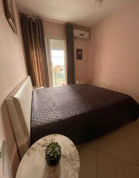 Tirane, jepet me qera apartament 1+1+Aneks+Ballkon Kati 4, 70 m² 500 € (rruga mine peza)