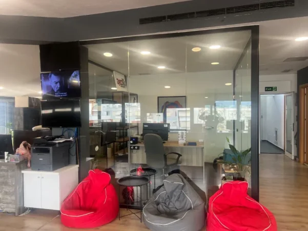 Tirane, jepet me qera zyre Kati 10, 250 m² 2.500 € (Ish Tregu Elektrik)