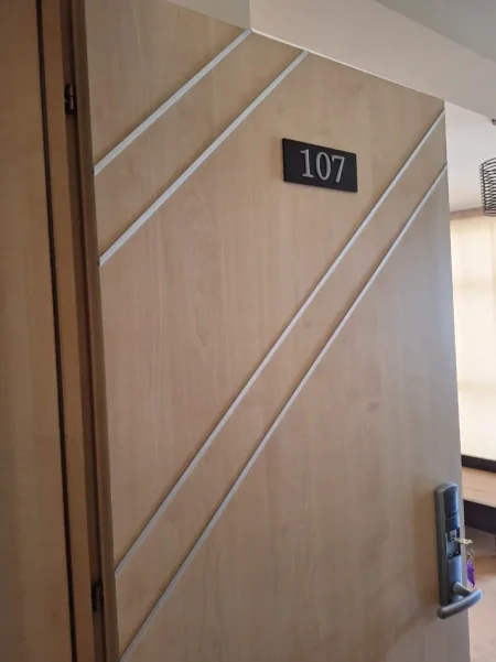 Tirane, shes aksesore OKAZION. MBYLLET HOTEL GOLEM. SHITEN 50 DYER DRURI = 45€/copa + 50 DYER TUALETI = 35€ ( i njëjti model )
